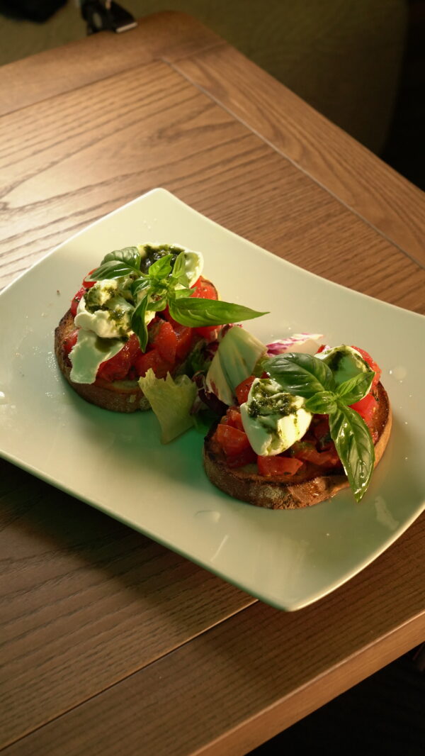 Bruschetta al pomodoro e mozzarella di bufala