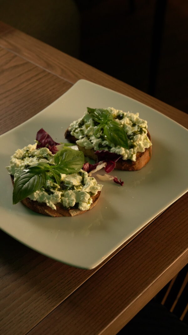 Bruschetta burrata e basilico